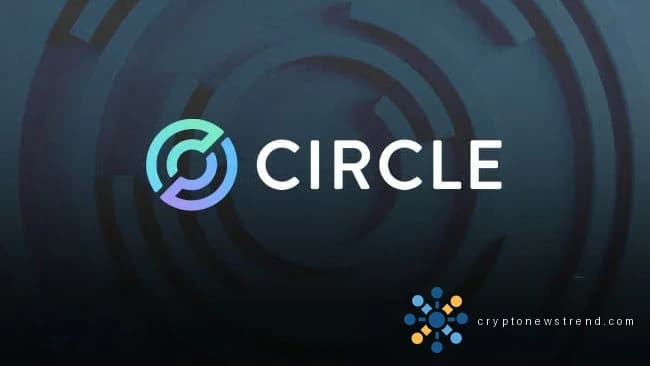 Рост стейблкоинов выводит Circle на передовые позиции в секторе цифровых активов, затмевая спад конкурента существенным ростом на 30%.