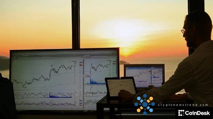 Cryptocurrency مضبوط ہے کیونکہ امریکی سٹاک نئی بلندیوں تک پہنچتے ہیں، پھر بھی تاجروں میں احتیاط غالب ہے۔