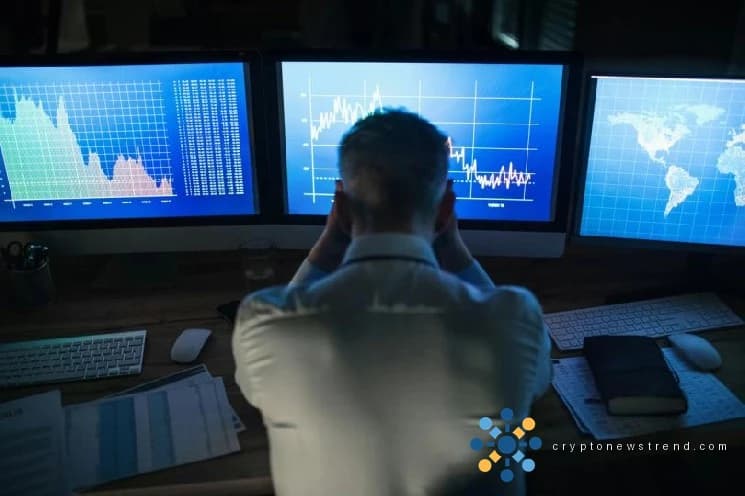 تنخفض عملة البيتكوين إلى 63 ألف دولار حيث تؤدي عمليات بيع التكنولوجيا إلى انخفاض الأصول