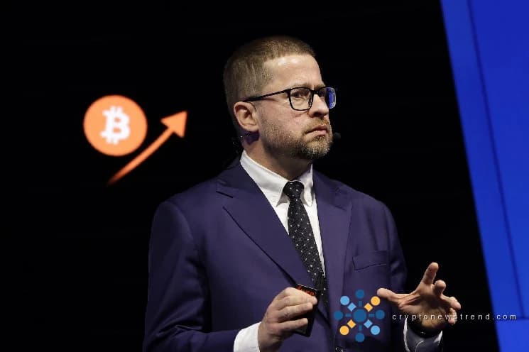 رئيس البنك المركزي التشيكي يدعم بيتكوين كشريحة احتياطية بنسبة ١٪ في استراتيجية "محافظة لكن مبتكرة"