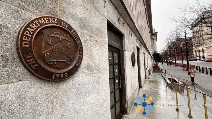 Investment expert sounds alarm on impending BTC downturn amid looming massive government bond sale.