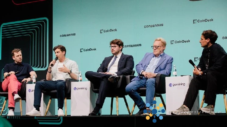 Bitcoin's Contrarian Boon: How Inverse Financing Trends Are Fueling a Potentially Explosive Uptrend